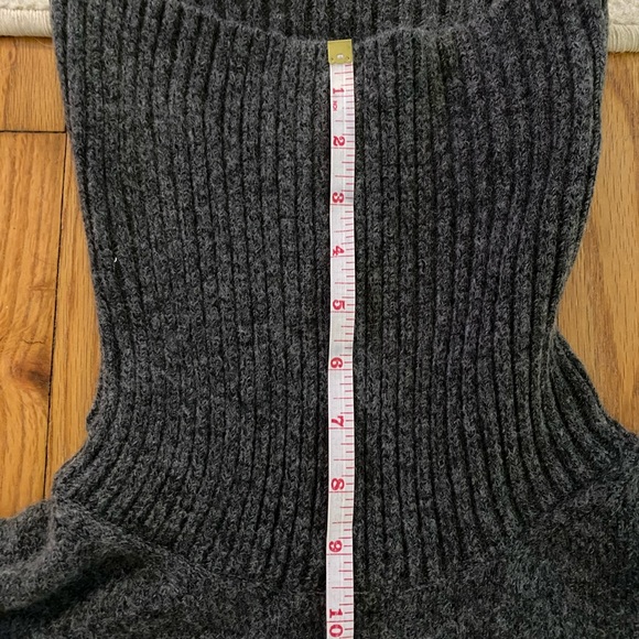 H&M grey turtleneck sweater - Picture 7 of 9